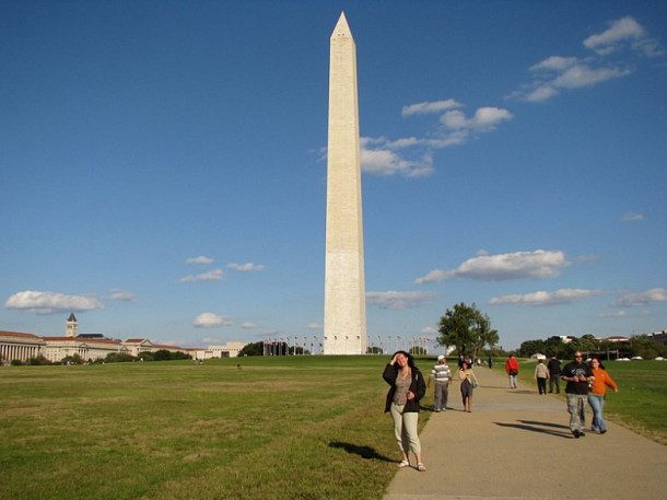 Washington. World War II Memorial. Reflecting pool. Lincoln Memorial.