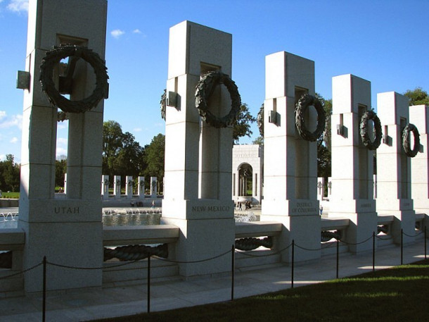 Washington. World War II Memorial. Reflecting pool. Lincoln Memorial.