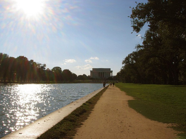 Washington. World War II Memorial. Reflecting pool. Lincoln Memorial.