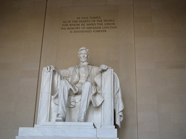 Washington. World War II Memorial. Reflecting pool. Lincoln Memorial.