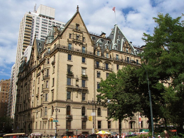 New York. West Side. Museum of Natural History. Zabar`s. Dakota building, Ansonia and others.