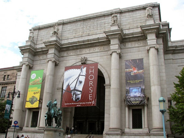 New York. West Side. Museum of Natural History. Zabar`s. Dakota building, Ansonia and others.