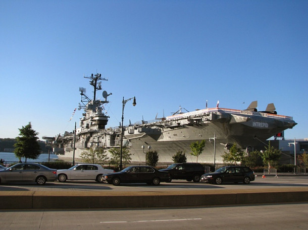 New York. St. Patrick\'s Cathedral. Intrepid.