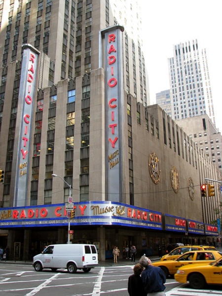 New York. Radio City Music hall. Friday\'s.