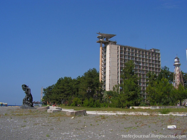 Абхазия. Пицунда. Нецентральный пляж.