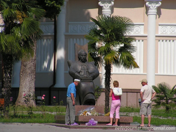 Сухум. Порт и улица Леона.