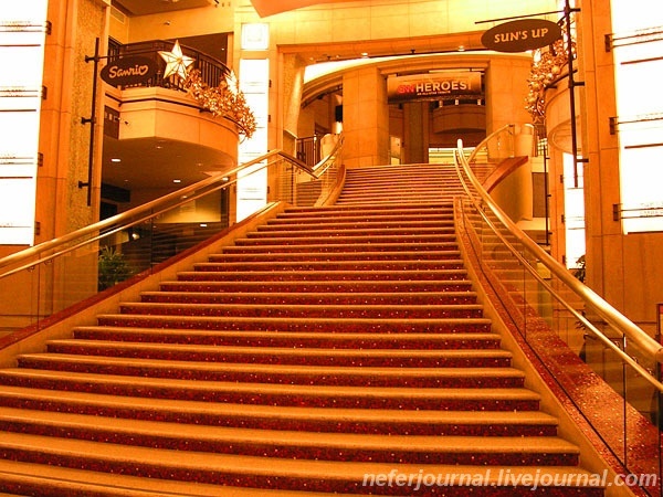 Grauman\'s Chinese Theater. Kodak Theatre. The Road to Hollywood.