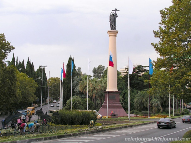 Сочи. Петр и Феврония, Архангел Гавриил и сочинский ж/д вокзал.